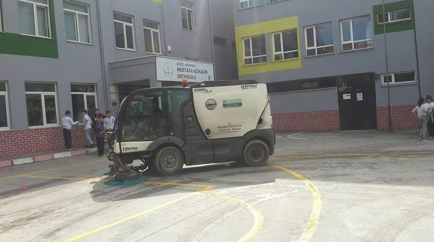 Ak&ccedil;akoca&rsquo;da Okul Bah&ccedil;eleri Temizleniyor