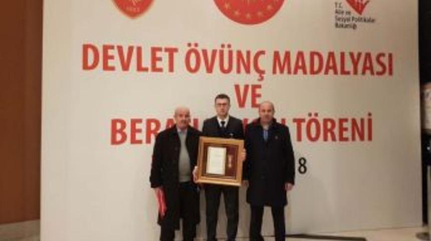 15 Temmuz Gazisine Devlet &Ouml;v&uuml;n&ccedil; Madalyası Verildi