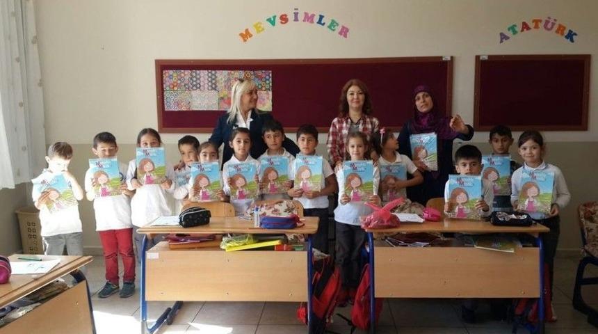 Bakan &Ouml;zl&uuml;, G&ouml;nderdi, Minik &Ouml;ğrenciler Okuyor