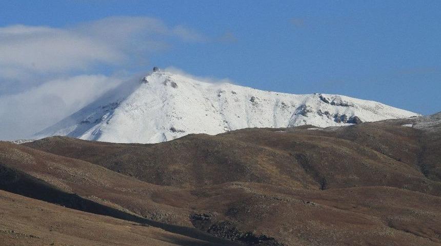 Van&rsquo;ın Muradiye İl&ccedil;esinde Yılın İlk Karı Yağdı