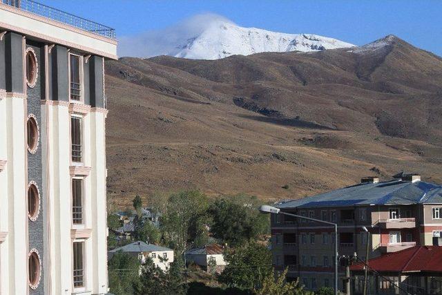 Van’ın Muradiye İlçesinde Yılın İlk Karı Yağdı