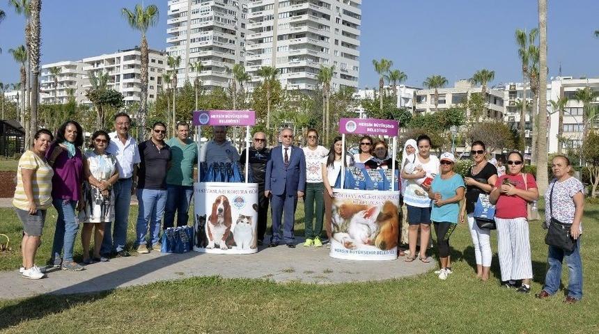 Mersin&rsquo;de Hayvanları Koruma G&uuml;n&uuml;&rsquo;nde Kedi Ve K&ouml;peklere Mama Dağıtıldı
