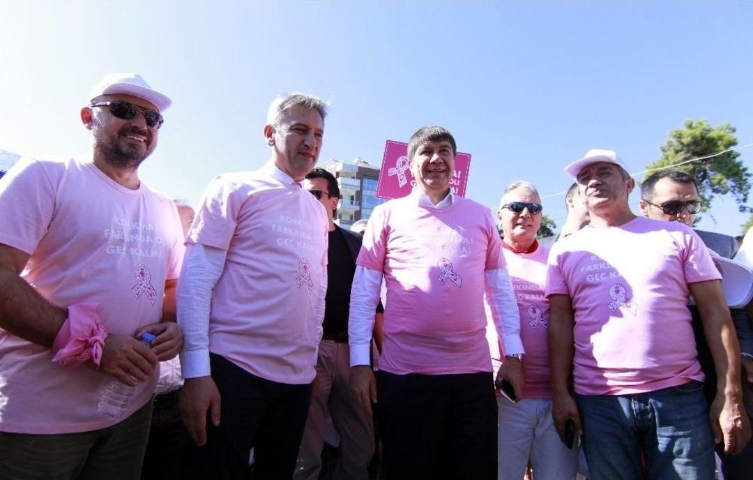 Meme Kanserine Karşı Pembe Kıyafet Giyip, G&ouml;ky&uuml;z&uuml;ne Pembe Balonlar Saldılar