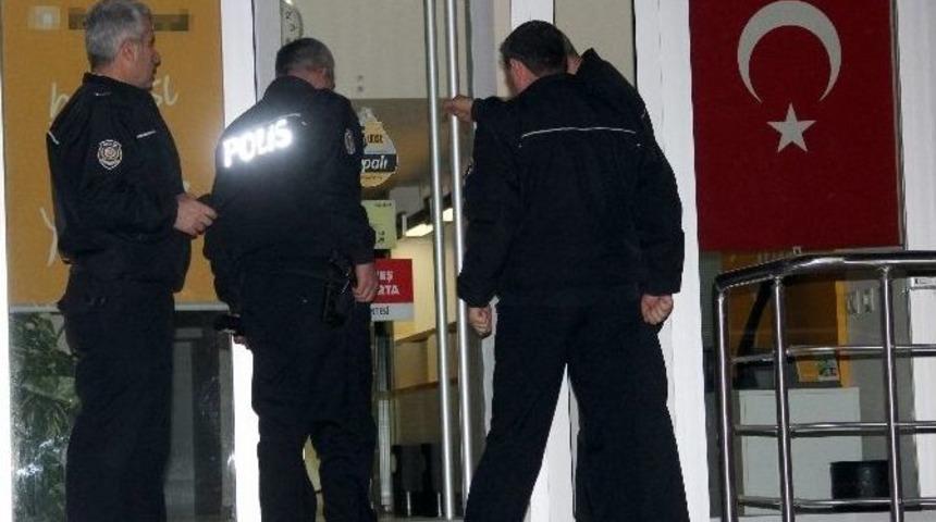 A&ccedil;ık Unutulan Banka Kapısı Polisi Alarma Ge&ccedil;irdi