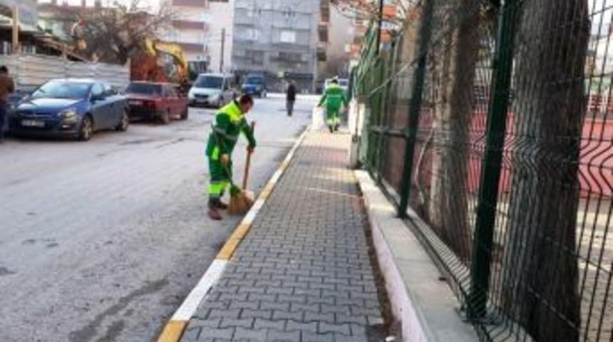 Okul Ve &Ccedil;evreleri Temizlendi