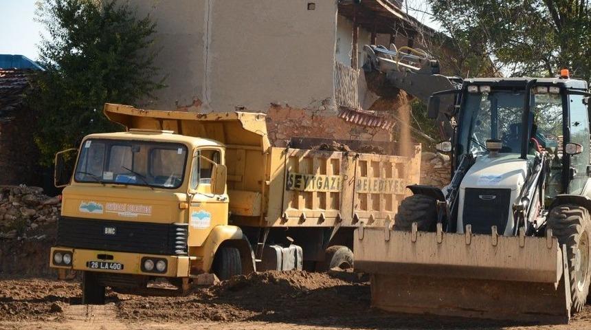 Seyitgazi Belediyesi Spor Sahaları Yapmaya Devam Ediyor