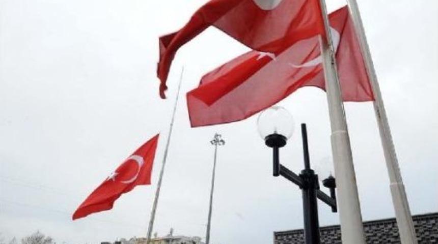 T&uuml;rkiye'de Bayraklar Yarıya Indi