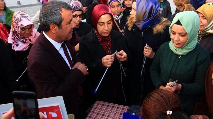 Kadınlar Mehmet&ccedil;iğe Boyunluk &Ouml;r&uuml;yor