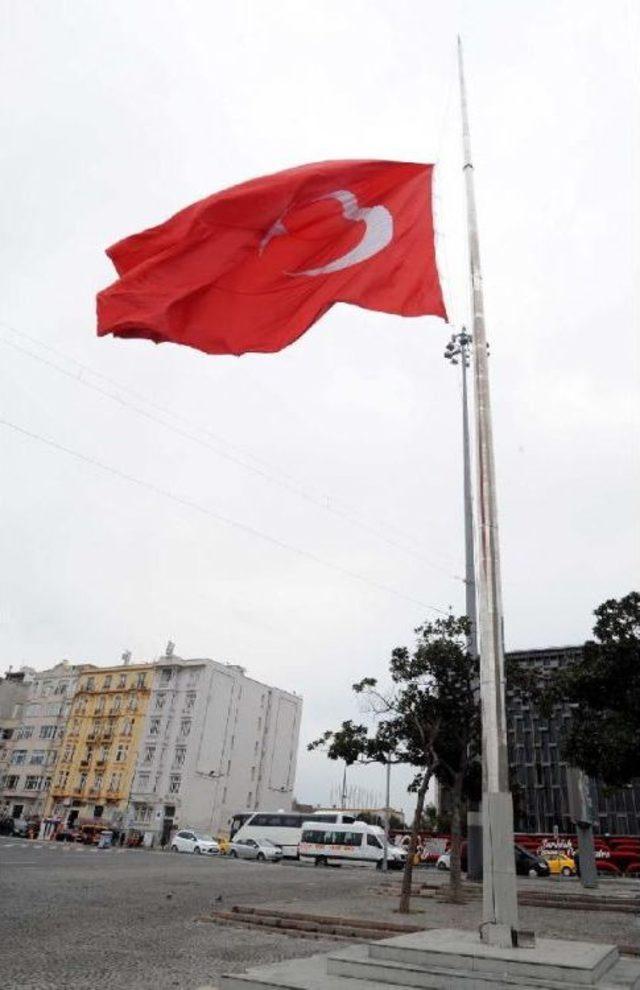 T&uuml;rkiye de Bayraklar Yarıya Indi 2