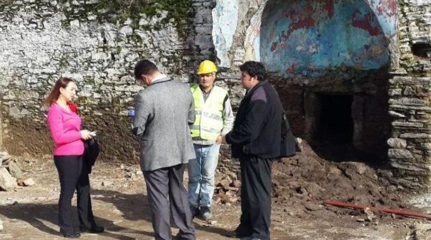 Tarihi Hamamdaki Restorasyon &Ccedil;alışmasında 3 El Bombası Bulundu