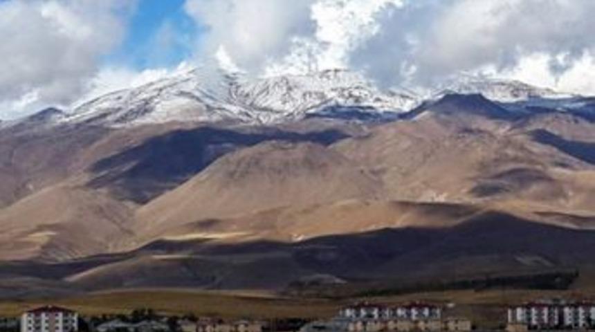 S&uuml;phan Dağına Mevsimin İlk Karı Yağdı