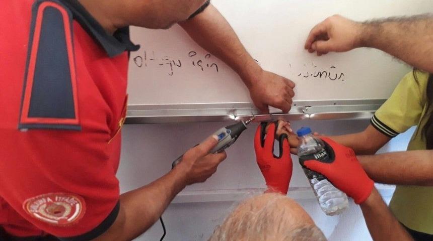 &Ouml;ğrencinin Parmağı Yazı Tahtasının Metal B&ouml;l&uuml;m&uuml;ne Sıkıştı