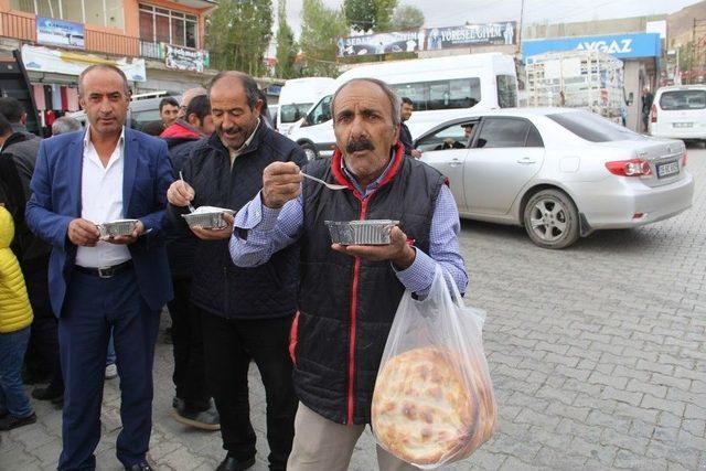 Başkale Belediyesi Aşure Dağıtımı Yaptı