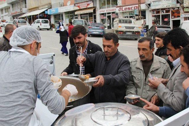 Başkale Belediyesi Aşure Dağıtımı Yaptı