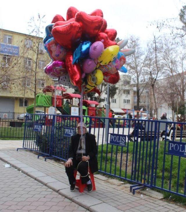 73 Yaşındaki Melahat Nine, Balon Satarak Evini Ge&ccedil;indiriyor 1