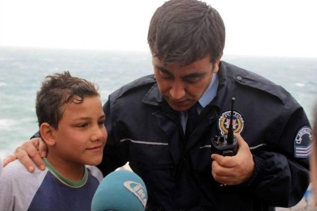 İki &Ccedil;ocuk Polis Ve İtfaiye Ekiplerini Seferber Etti