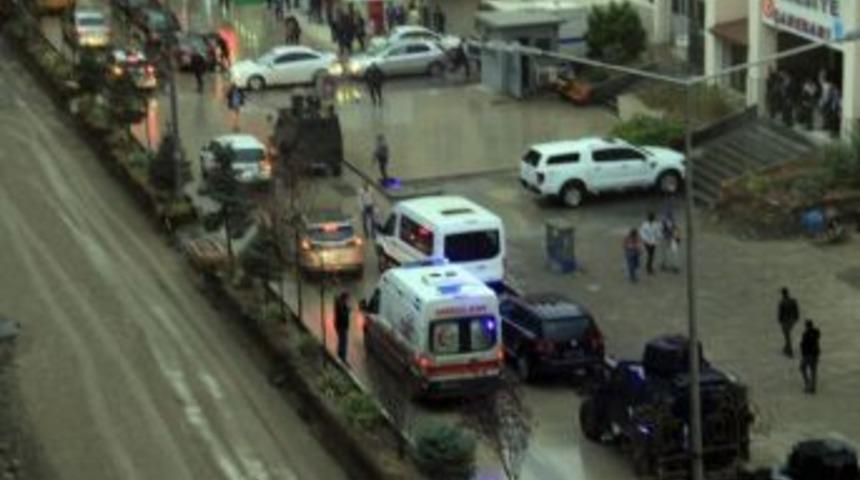 Hakkari&rsquo;de Polis Noktasına Yıldırım D&uuml;şt&uuml;: 2&rsquo;si Polis 3 Yaralı