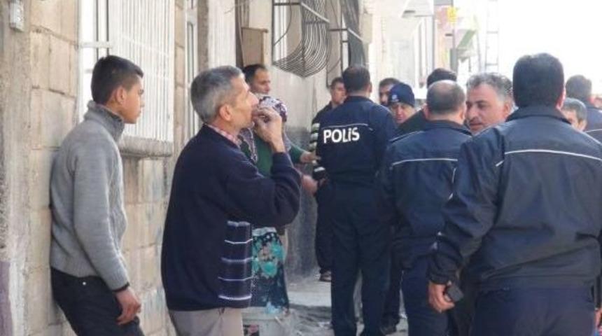 Komşuların &Ccedil;&ouml;p Kavgası: 2 Yaralı