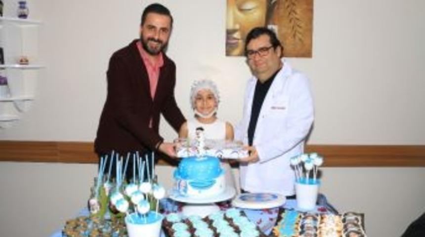 Hastanede, K&uuml;&ccedil;&uuml;k Bennu&rsquo;ya Doğum G&uuml;n&uuml; S&uuml;rprizi