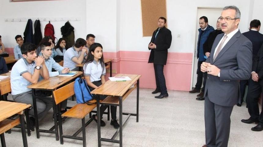 Başkan K&ouml;şker, İlk Ders G&uuml;n&uuml;nde &Ouml;ğrencileri Yalnız Bırakmadı