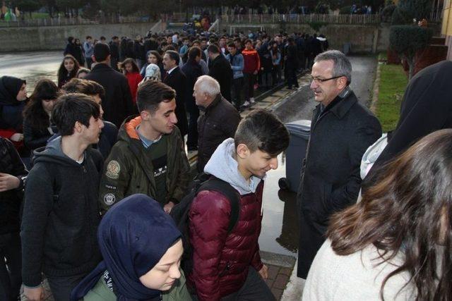 Başkan Köşker, İlk Ders Gününde Öğrencileri Yalnız Bırakmadı