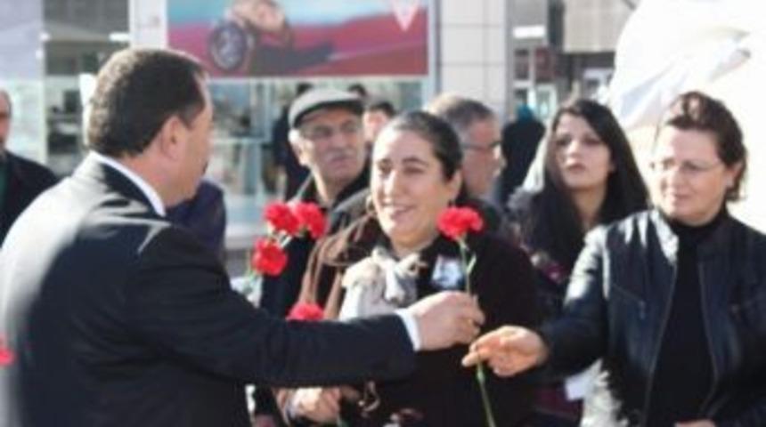 Chp Gazeteci Mumcu İ&ccedil;in Karanfil Dağıttı