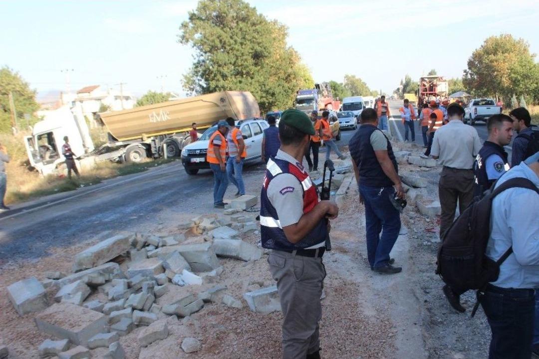 Aydın&rsquo;da Trafik Kazası, Karşı Y&ouml;nden Gelen Olmaması Faciayı &Ouml;nledi
