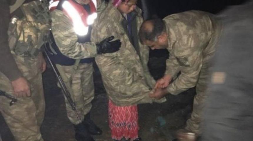 Kayıp Kız Donmak &Uuml;zereyken Mehmet&ccedil;ik Tarafından Bulundu
