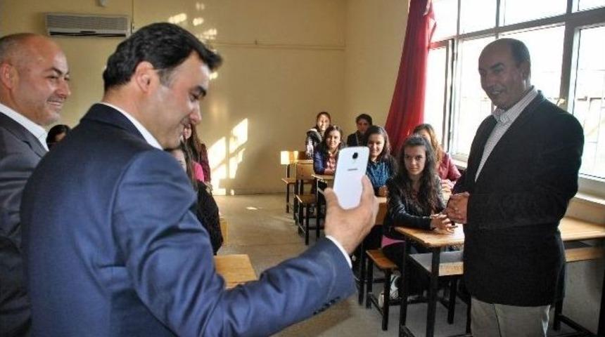 Kız &Ouml;ğrencilerden Milletvekili En&ccedil;&rsquo;e 3g&rsquo;li Teşekk&uuml;r