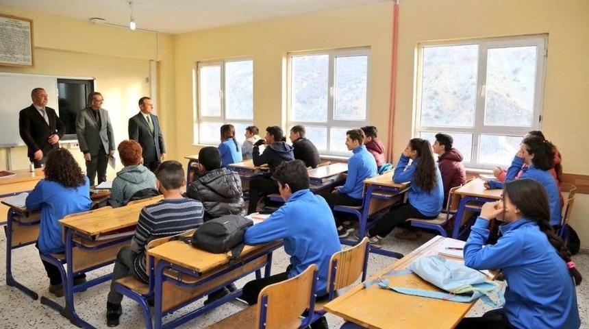 Vali Sonel &Ouml;ğrencilerle Bir Araya Geldi