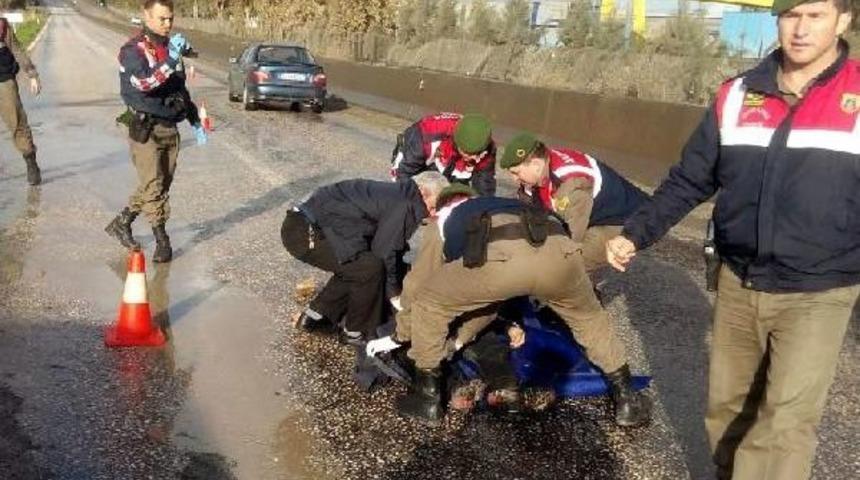 Bir Elinde Şemsiye Ile Motosikletli Yolculuk Canından Etti