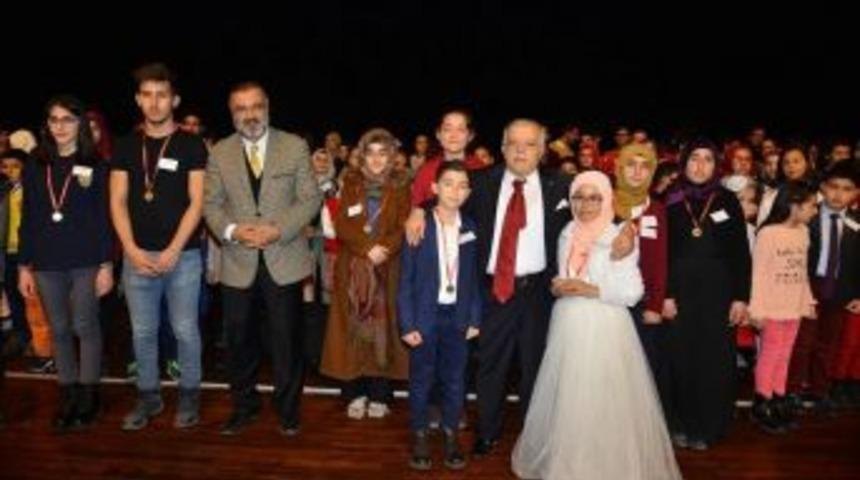 Umre&rsquo;den D&ouml;nen &Ouml;ğrenciler Vali Şent&uuml;rk&rsquo;&uuml; Ziyaret Etti