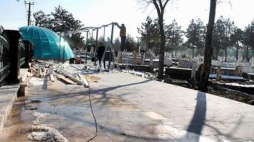 Emirdağ Belediyesi Temiz Bir Kabristanlık İ&ccedil;in Kollarını Sıvadı