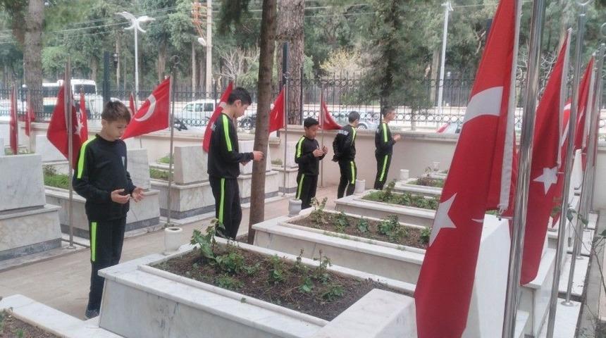 Minik Futbolcular Şehitlikte Mehmet&ccedil;ik İ&ccedil;in Dua Etti