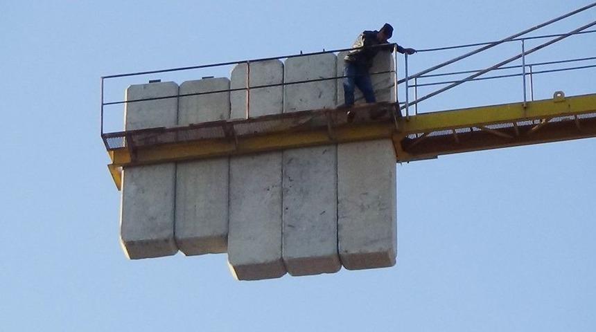 Parasını Alamadığını İddia Eden İş&ccedil;i 40 Metrelik Vince &Ccedil;ıktı