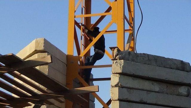 Parasını Alamadığını İddia Eden İş&ccedil;i 40 Metrelik Vince &Ccedil;ıktı 1