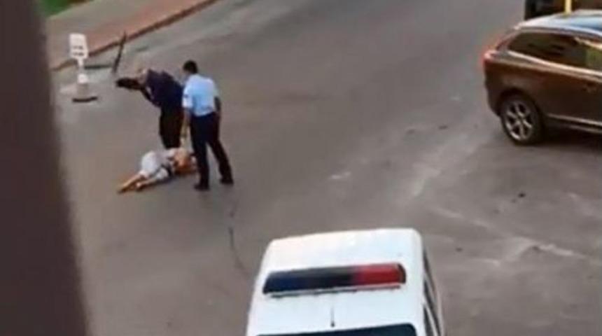 Yerdeki Kadına Tekmeli Coplu M&uuml;dahalede Bulunan Polisler A&ccedil;ığa Alındı