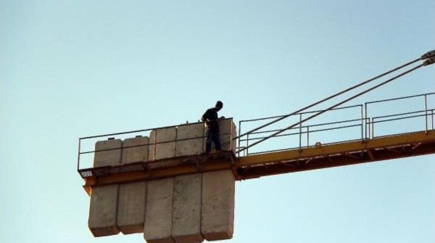 Parasını Alamayan Iş&ccedil;i Vincin Tepesine &Ccedil;ıkarak Intihara Kalkıştı