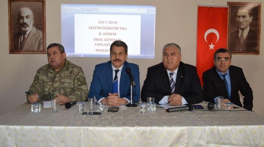 Besni&rsquo;de Okul G&uuml;venliği Ve Uyuşturucu İle M&uuml;cadele Toplantısı Yapıldı