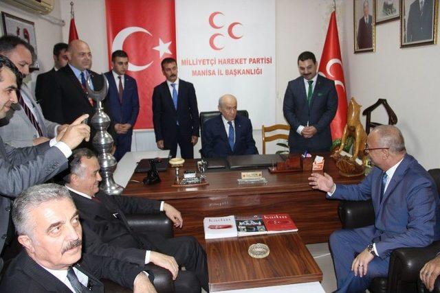 Bahçeli’ye Kılıç Hediye Edildi