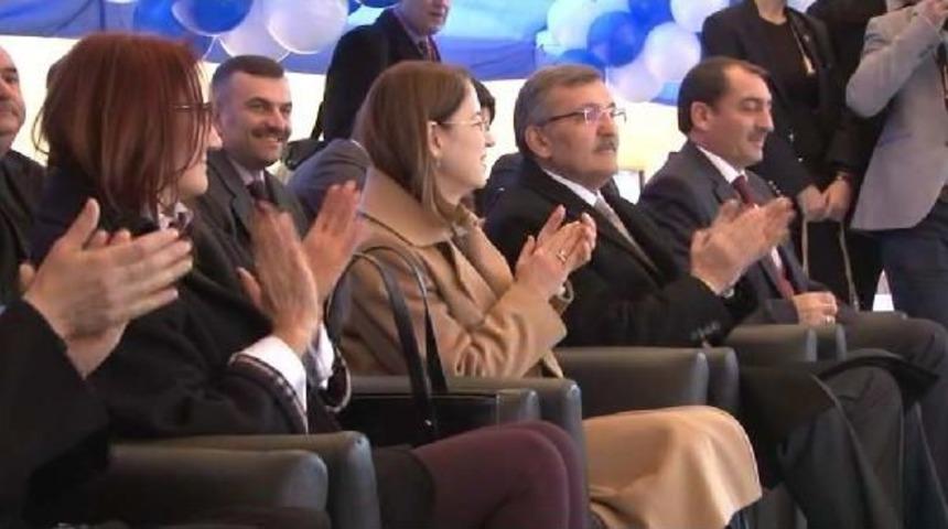 Yeğeni Buz Hokeyi Oynadı Bakan İslam Izledi