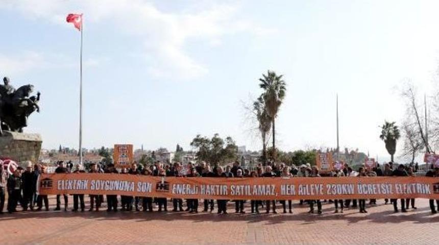 Enerji Firmasına 15 Metre Pankartlı Protesto