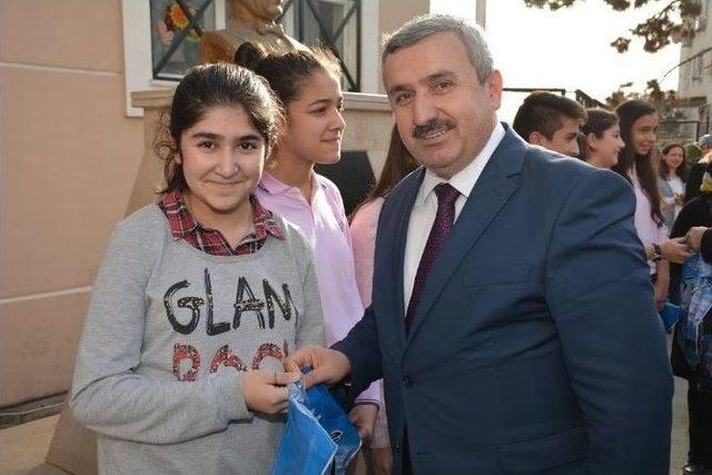 Başkan Baran &Ouml;ğrencilerin Karne Heyecanına Ortak Oldu 1