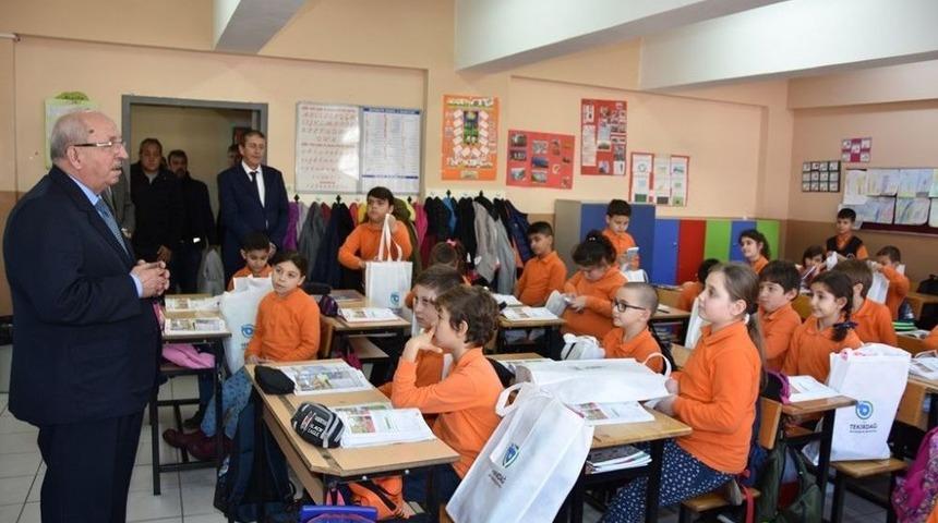 Başkan Albayrak&rsquo;tan &Ouml;ğrencilere İkinci D&ouml;nemin İlk G&uuml;n&uuml;nde Hediye