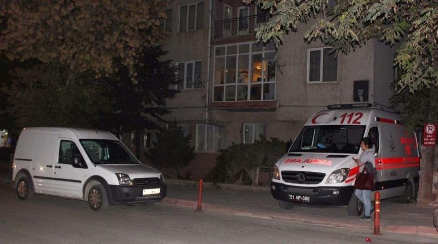 Yaşlı Kadın Merdivenleri &Ccedil;ıkarken &Ouml;ld&uuml;