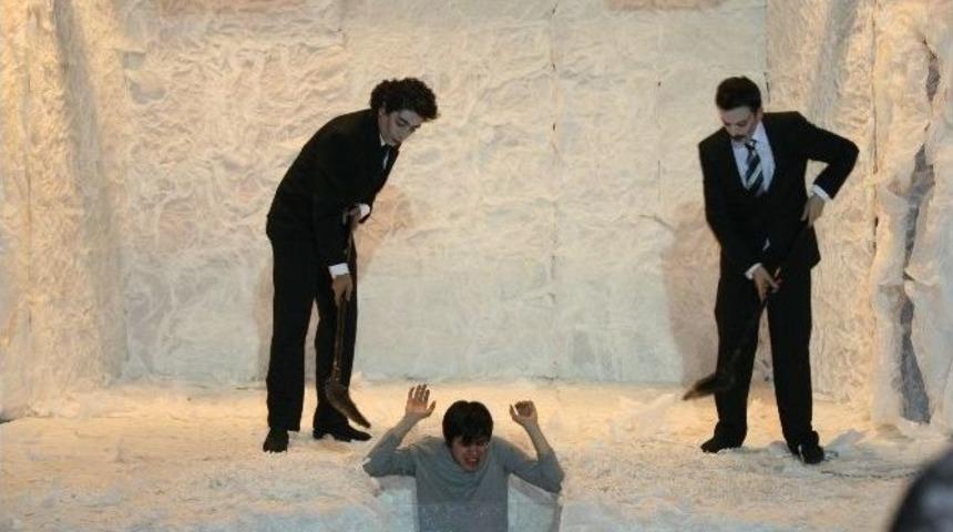 &lsquo;&ccedil;ukur&rsquo; Adlı Tiyatro Oyunu Okm&rsquo;de Sahnelendi