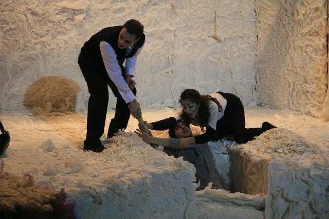 &lsquo;&ccedil;ukur&rsquo; Adlı Tiyatro Oyunu Okm&rsquo;de Sahnelendi 2