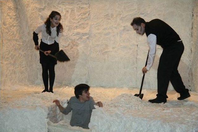 &lsquo;&ccedil;ukur&rsquo; Adlı Tiyatro Oyunu Okm&rsquo;de Sahnelendi 3