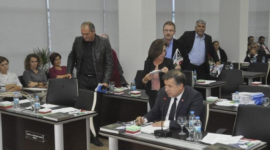 Ak Parti&rsquo;li Belediye Meclis &Uuml;yeleri, Meclisi Terk Etti