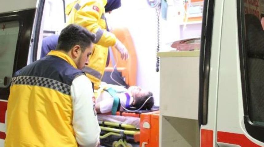 Otob&uuml;s, Kamyona &Ccedil;arptı: 2 Ağır 5 Yaralı